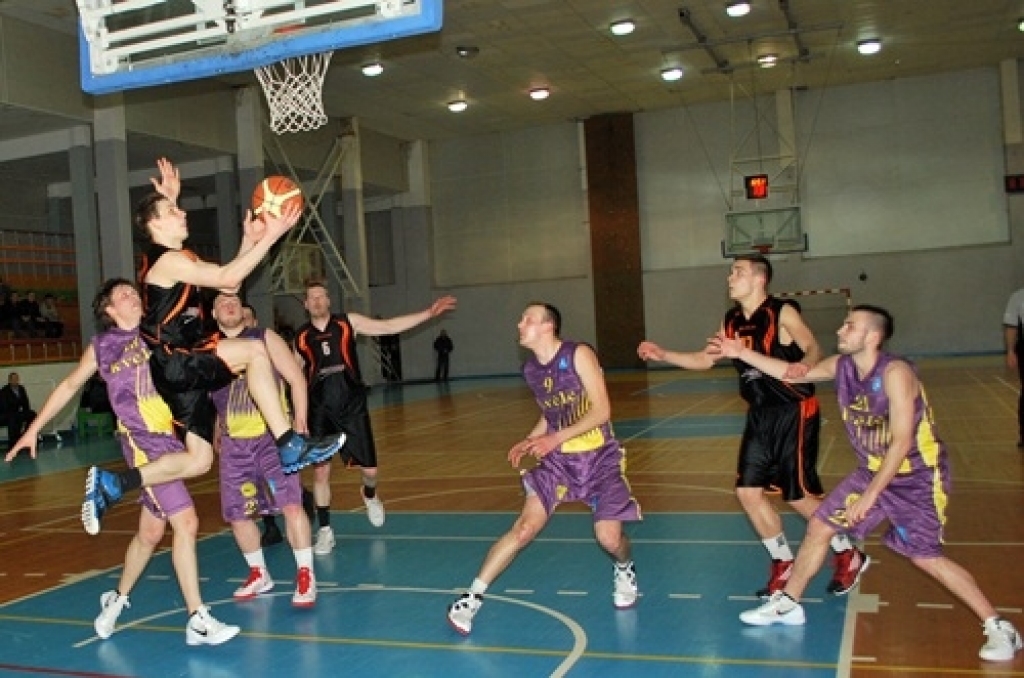 Latvijas Basketbola līgas 3. divīzijas trešajā un izšķirīgajā ceturtdaļfināla spēlē
Bauskas «Kvēle/sporta centrs «Mēmele»» basketbola komanda mājās uzņēma «Saulkrastu»
basketbolistus. Baušķenieki svinēja uzvaru ar rezultātu...
Autors: Uldis Varnevičs