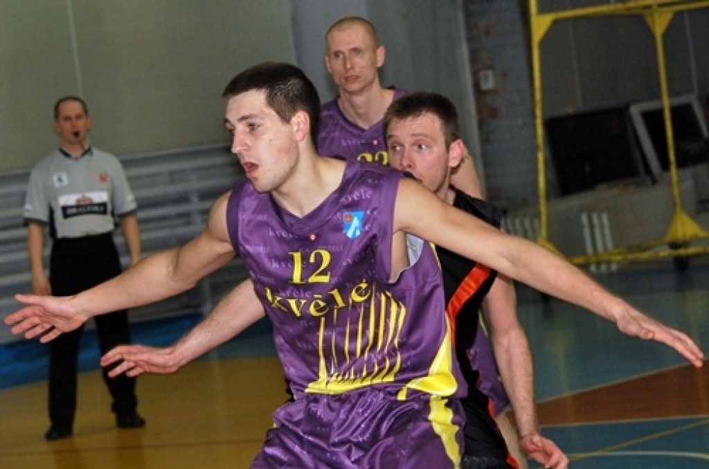 Latvijas Basketbola līgas 3. divīzijas trešajā un izšķirīgajā ceturtdaļfināla spēlē
Bauskas «Kvēle/sporta centrs «Mēmele»» basketbola komanda mājās uzņēma «Saulkrastu»
basketbolistus. Baušķenieki svinēja uzvaru ar rezultātu...
Autors: Uldis Varnevičs
