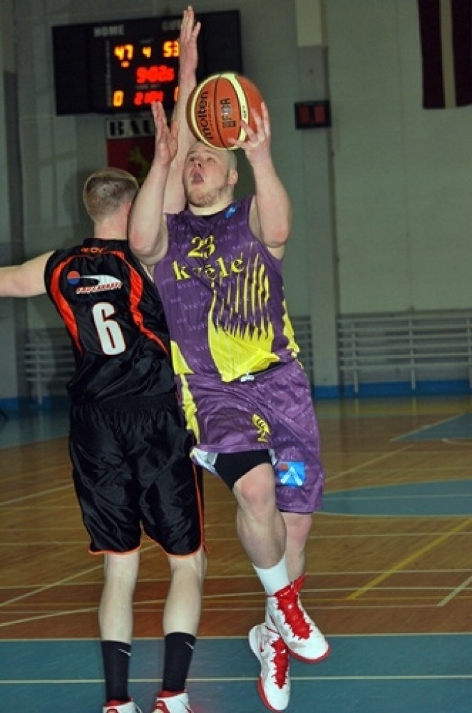 Latvijas Basketbola līgas 3. divīzijas trešajā un izšķirīgajā ceturtdaļfināla spēlē
Bauskas «Kvēle/sporta centrs «Mēmele»» basketbola komanda mājās uzņēma «Saulkrastu»
basketbolistus. Baušķenieki svinēja uzvaru ar rezultātu...
Autors: Uldis Varnevičs