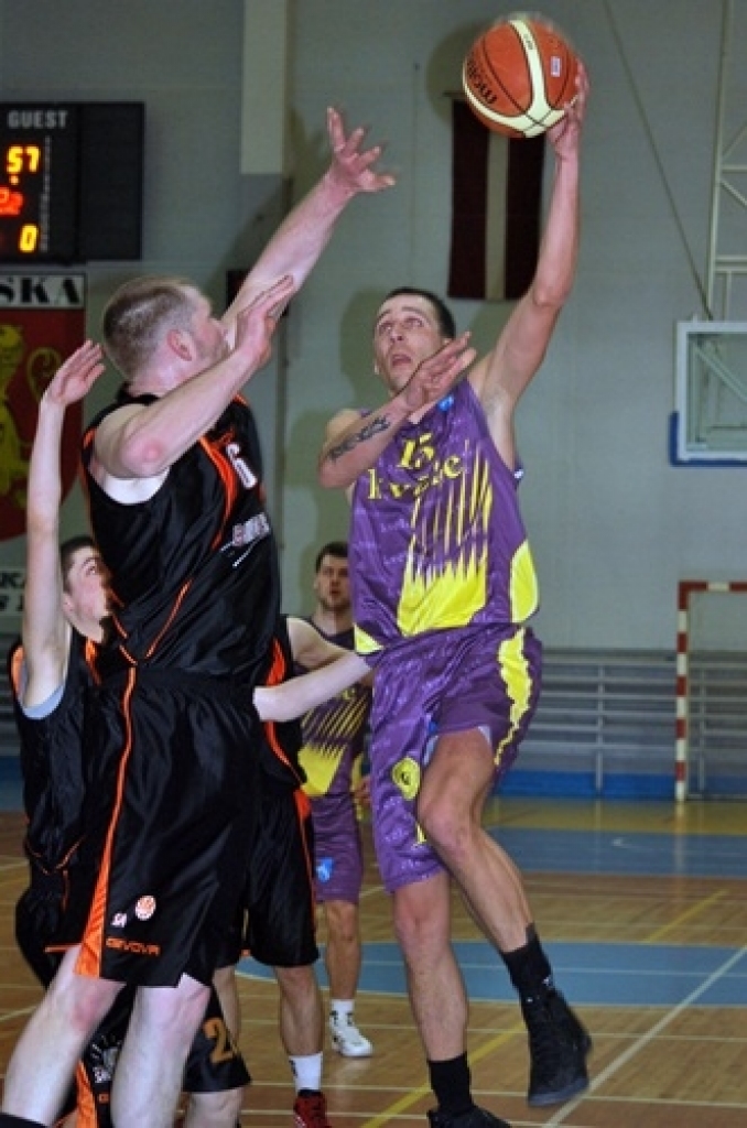 Latvijas Basketbola līgas 3. divīzijas trešajā un izšķirīgajā ceturtdaļfināla spēlē
Bauskas «Kvēle/sporta centrs «Mēmele»» basketbola komanda mājās uzņēma «Saulkrastu»
basketbolistus. Baušķenieki svinēja uzvaru ar rezultātu...
Autors: Uldis Varnevičs