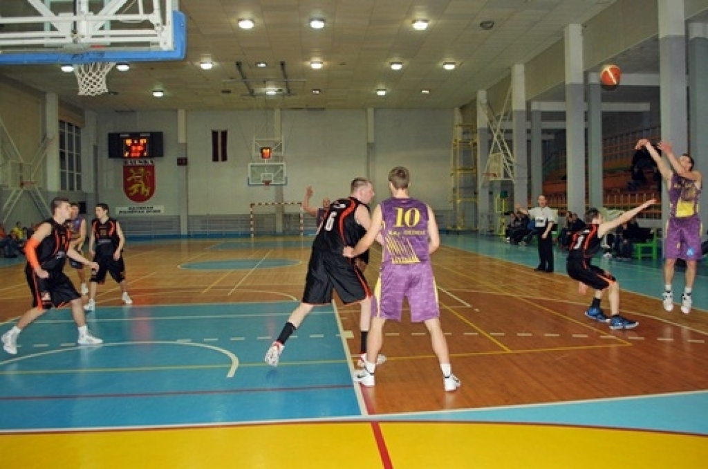 Latvijas Basketbola līgas 3. divīzijas trešajā un izšķirīgajā ceturtdaļfināla spēlē
Bauskas «Kvēle/sporta centrs «Mēmele»» basketbola komanda mājās uzņēma «Saulkrastu»
basketbolistus. Baušķenieki svinēja uzvaru ar rezultātu...
Autors: Uldis Varnevičs