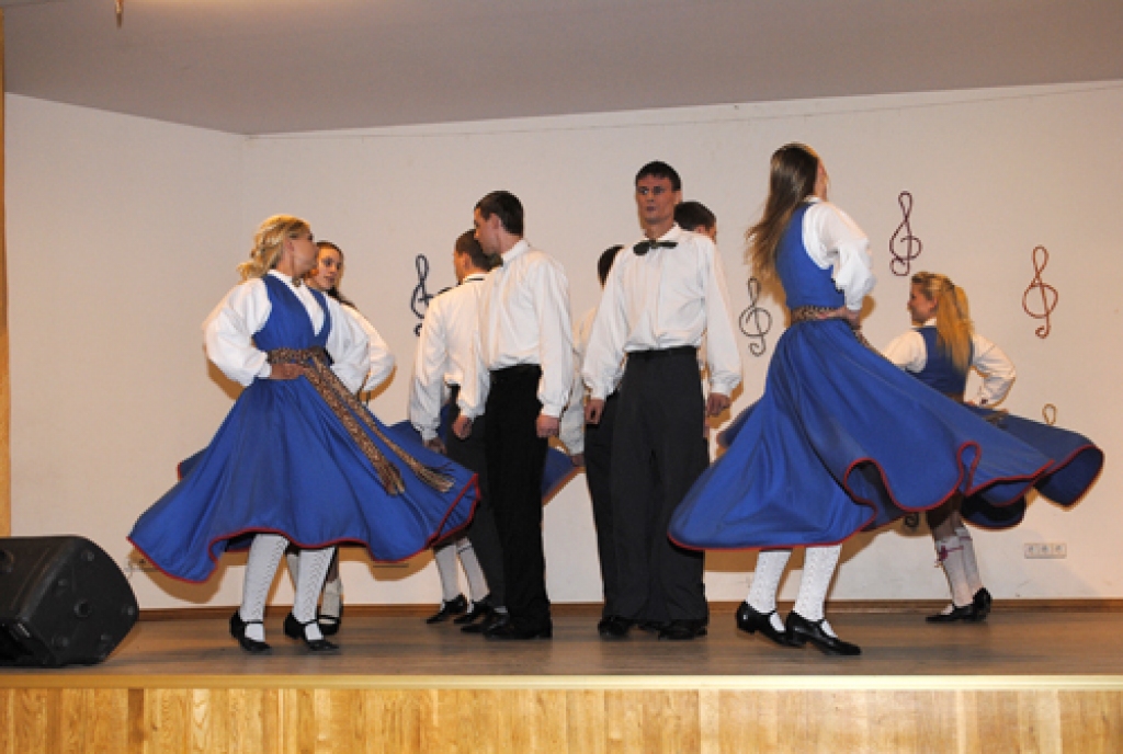 Bauskas novada Codes pagasta pašdarbnieku kolektīvi 1. aprīli sagaidīja, piedaloties tradicionālajās joku dienās. Sarīkojums «Mikrofona aptauja 2012» sākās jau 31. marta vakarā vietējā pamatskolā. Gāja jautri un raibi, iespaidu varat gūt...
Autors: Juris Iļņickis