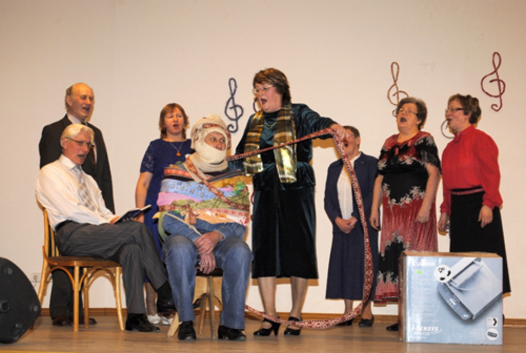 Bauskas novada Codes pagasta pašdarbnieku kolektīvi 1. aprīli sagaidīja, piedaloties tradicionālajās joku dienās. Sarīkojums «Mikrofona aptauja 2012» sākās jau 31. marta vakarā vietējā pamatskolā. Gāja jautri un raibi, iespaidu varat gūt...
Autors: Juris Iļņickis