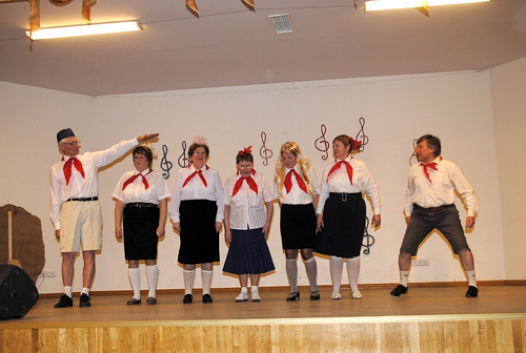 Bauskas novada Codes pagasta pašdarbnieku kolektīvi 1. aprīli sagaidīja, piedaloties tradicionālajās joku dienās. Sarīkojums «Mikrofona aptauja 2012» sākās jau 31. marta vakarā vietējā pamatskolā. Gāja jautri un raibi, iespaidu varat gūt...
Autors: Juris Iļņickis