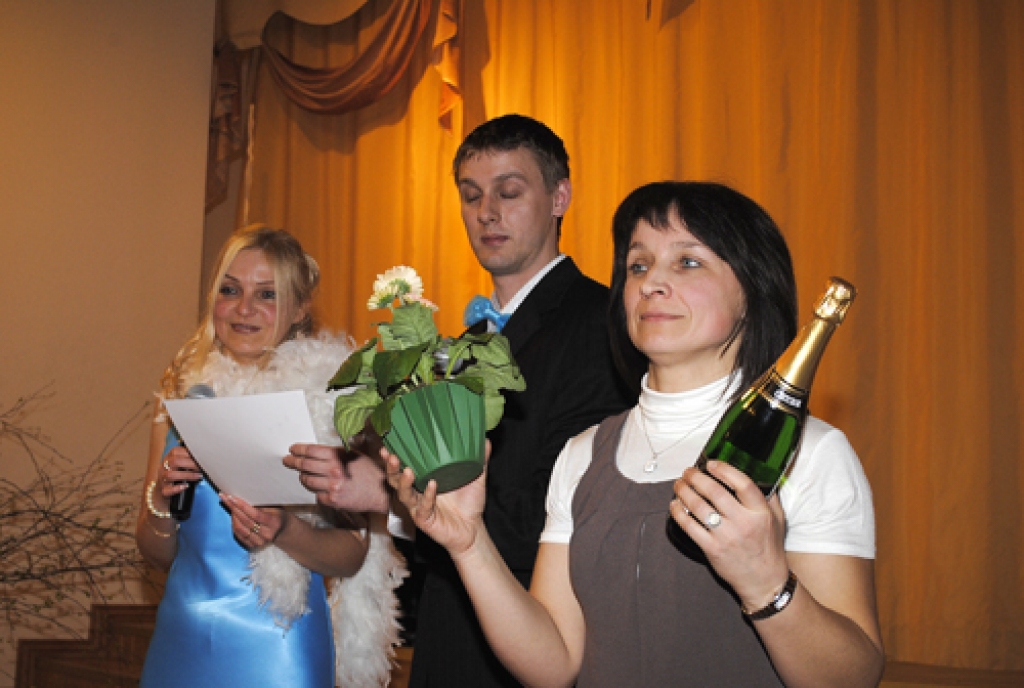 Bauskas novada Codes pagasta pašdarbnieku kolektīvi 1. aprīli sagaidīja, piedaloties tradicionālajās joku dienās. Sarīkojums «Mikrofona aptauja 2012» sākās jau 31. marta vakarā vietējā pamatskolā. Gāja jautri un raibi, iespaidu varat gūt...
Autors: Juris Iļņickis