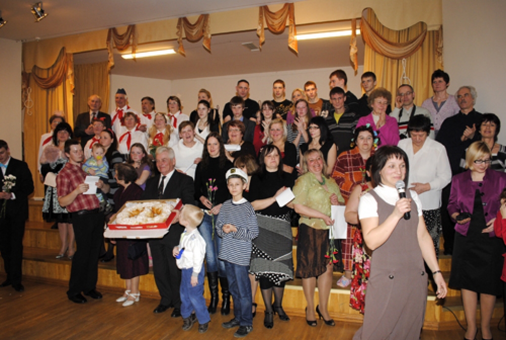 Bauskas novada Codes pagasta pašdarbnieku kolektīvi 1. aprīli sagaidīja, piedaloties tradicionālajās joku dienās. Sarīkojums «Mikrofona aptauja 2012» sākās jau 31. marta vakarā vietējā pamatskolā. Gāja jautri un raibi, iespaidu varat gūt...
Autors: Juris Iļņickis