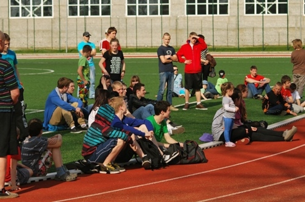 Uz ielu vingrotāju meistarklases pasākumu Bauskas Valsts ģimnāzijas stadionā 28. aprīļa vakarā bija pulcējušies apmēram pussimts jauniešu.
Pasākumu rīkoja Latvijas Ielu vingrošanas sporta biedrība (LIVSB) sadarbībā ar «OKarti». Puiši...
Autors: Uldis Varnevičs