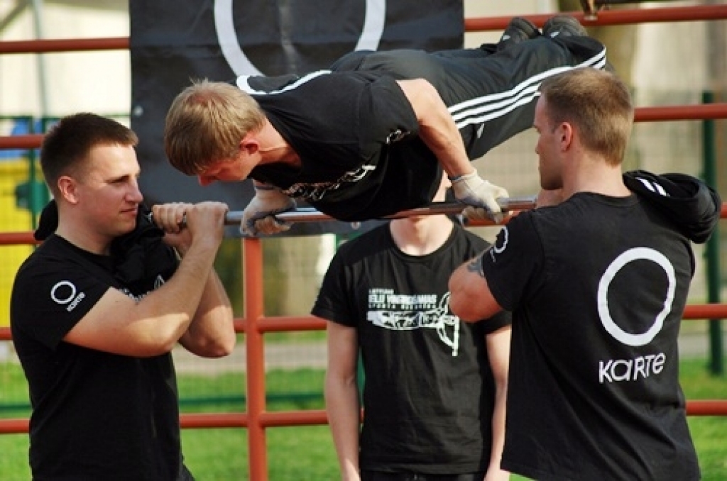 Uz ielu vingrotāju meistarklases pasākumu Bauskas Valsts ģimnāzijas stadionā 28. aprīļa vakarā bija pulcējušies apmēram pussimts jauniešu.
Pasākumu rīkoja Latvijas Ielu vingrošanas sporta biedrība (LIVSB) sadarbībā ar «OKarti». Puiši...
Autors: Uldis Varnevičs