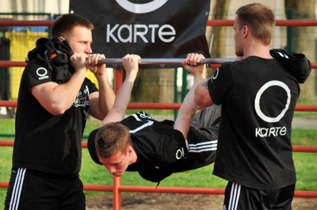 Uz ielu vingrotāju meistarklases pasākumu Bauskas Valsts ģimnāzijas stadionā 28. aprīļa vakarā bija pulcējušies apmēram pussimts jauniešu.
Pasākumu rīkoja Latvijas Ielu vingrošanas sporta biedrība (LIVSB) sadarbībā ar «OKarti». Puiši...
Autors: Uldis Varnevičs