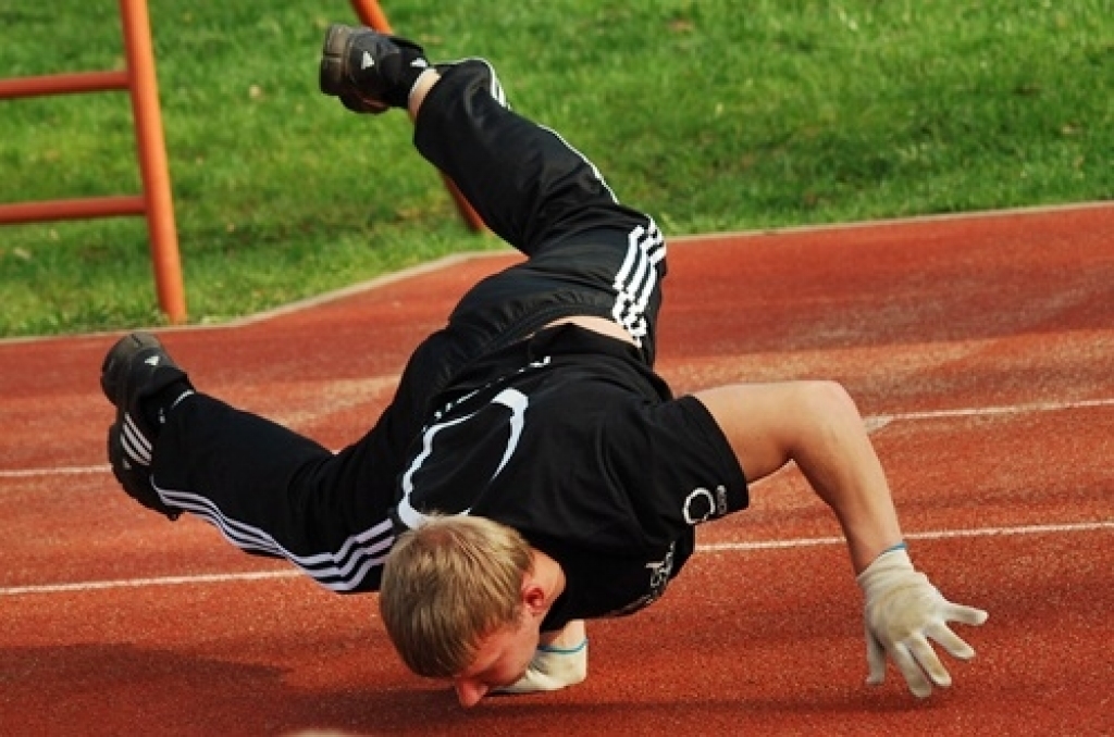 Uz ielu vingrotāju meistarklases pasākumu Bauskas Valsts ģimnāzijas stadionā 28. aprīļa vakarā bija pulcējušies apmēram pussimts jauniešu.
Pasākumu rīkoja Latvijas Ielu vingrošanas sporta biedrība (LIVSB) sadarbībā ar «OKarti». Puiši...
Autors: Uldis Varnevičs