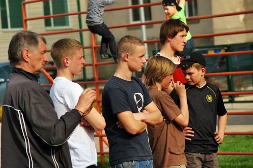 Uz ielu vingrotāju meistarklases pasākumu Bauskas Valsts ģimnāzijas stadionā 28. aprīļa vakarā bija pulcējušies apmēram pussimts jauniešu.
Pasākumu rīkoja Latvijas Ielu vingrošanas sporta biedrība (LIVSB) sadarbībā ar «OKarti». Puiši...
Autors: Uldis Varnevičs