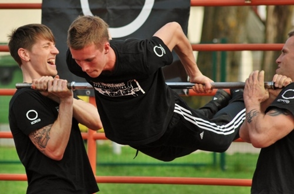 Uz ielu vingrotāju meistarklases pasākumu Bauskas Valsts ģimnāzijas stadionā 28. aprīļa vakarā bija pulcējušies apmēram pussimts jauniešu.
Pasākumu rīkoja Latvijas Ielu vingrošanas sporta biedrība (LIVSB) sadarbībā ar «OKarti». Puiši...
Autors: Uldis Varnevičs