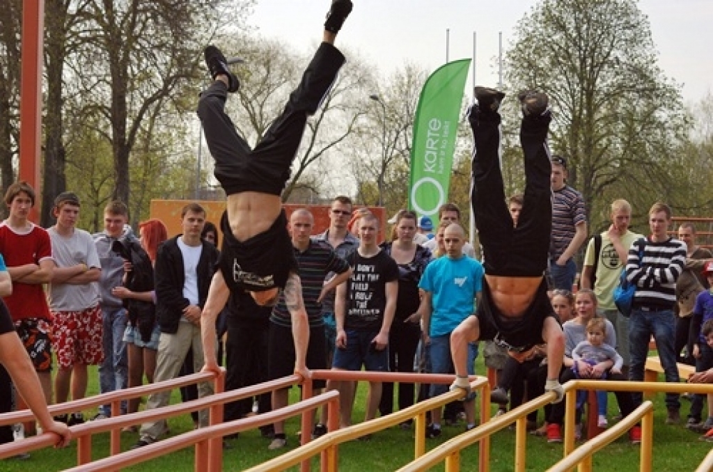 Uz ielu vingrotāju meistarklases pasākumu Bauskas Valsts ģimnāzijas stadionā 28. aprīļa vakarā bija pulcējušies apmēram pussimts jauniešu.
Pasākumu rīkoja Latvijas Ielu vingrošanas sporta biedrība (LIVSB) sadarbībā ar «OKarti». Puiši...
Autors: Uldis Varnevičs