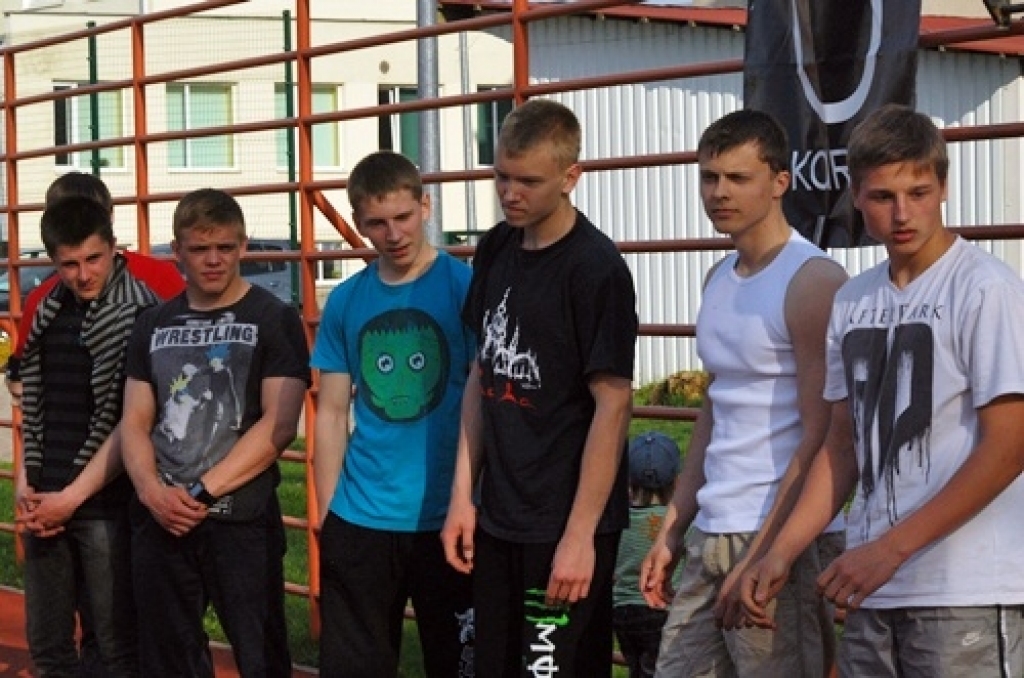 Uz ielu vingrotāju meistarklases pasākumu Bauskas Valsts ģimnāzijas stadionā 28. aprīļa vakarā bija pulcējušies apmēram pussimts jauniešu.
Pasākumu rīkoja Latvijas Ielu vingrošanas sporta biedrība (LIVSB) sadarbībā ar «OKarti». Puiši...
Autors: Uldis Varnevičs