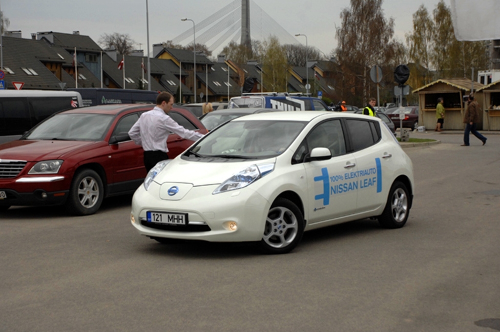 Aizvadītajā nedēļas nogalē Rīgā, Ķīpšalas Starptautiskajā izstāžu centrā notika četras dažādas auto izstādes - «Auto Exotica», «Transporta tehnika», «Automehānika» un vienkārši «Auto 2012», ko organizēja Starptautisko izstāžu...
Autors: Ivars Bogdanovs