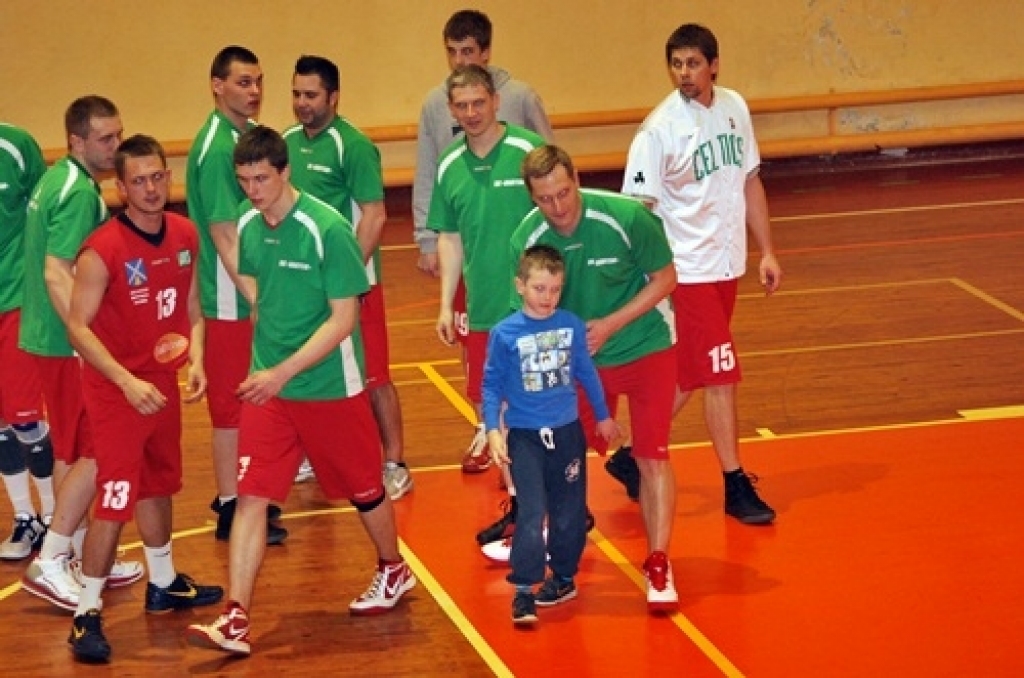 Iecavas basketbola klubs «Dartija» ceturtdien vakarā savās mājās pirmajā Latvijas Basketbola līgas 3. divīzijas (LBL3) fināla spēlē ar rezultātu 87:84 uzvarēja «Vidzemes augstskolu» (ViA).
Kopumā ViA parādīja lielāku spēju koncentrēties...
Autors: Uldis Varnevičs