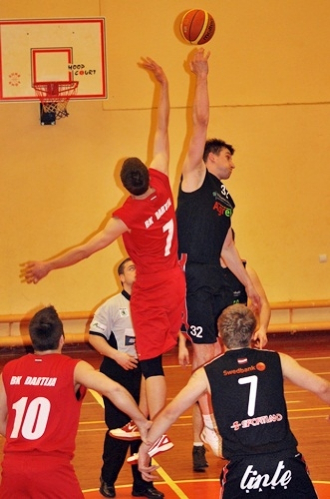 Iecavas basketbola klubs «Dartija» ceturtdien vakarā savās mājās pirmajā Latvijas Basketbola līgas 3. divīzijas (LBL3) fināla spēlē ar rezultātu 87:84 uzvarēja «Vidzemes augstskolu» (ViA).
Kopumā ViA parādīja lielāku spēju koncentrēties...
Autors: Uldis Varnevičs