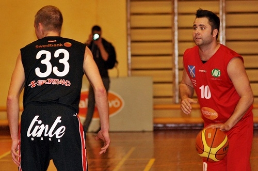 Iecavas basketbola klubs «Dartija» ceturtdien vakarā savās mājās pirmajā Latvijas Basketbola līgas 3. divīzijas (LBL3) fināla spēlē ar rezultātu 87:84 uzvarēja «Vidzemes augstskolu» (ViA).
Kopumā ViA parādīja lielāku spēju koncentrēties...
Autors: Uldis Varnevičs