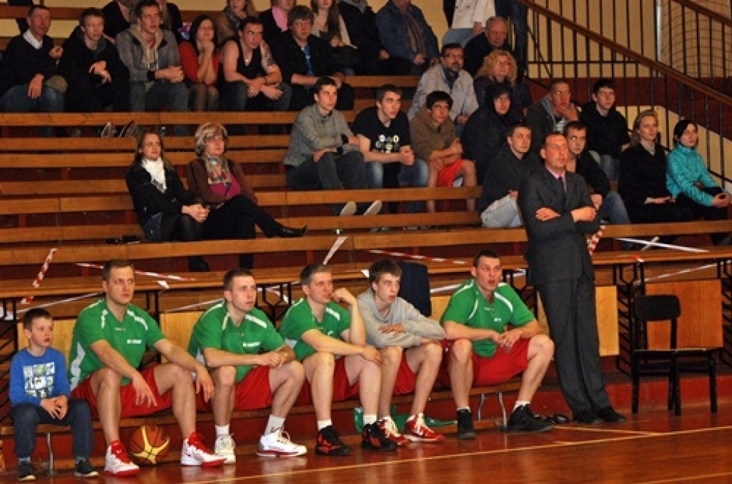 Iecavas basketbola klubs «Dartija» ceturtdien vakarā savās mājās pirmajā Latvijas Basketbola līgas 3. divīzijas (LBL3) fināla spēlē ar rezultātu 87:84 uzvarēja «Vidzemes augstskolu» (ViA).
Kopumā ViA parādīja lielāku spēju koncentrēties...
Autors: Uldis Varnevičs