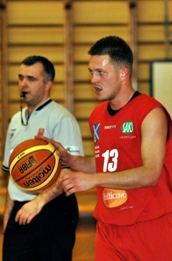 Iecavas basketbola klubs «Dartija» ceturtdien vakarā savās mājās pirmajā Latvijas Basketbola līgas 3. divīzijas (LBL3) fināla spēlē ar rezultātu 87:84 uzvarēja «Vidzemes augstskolu» (ViA).
Kopumā ViA parādīja lielāku spēju koncentrēties...
Autors: Uldis Varnevičs