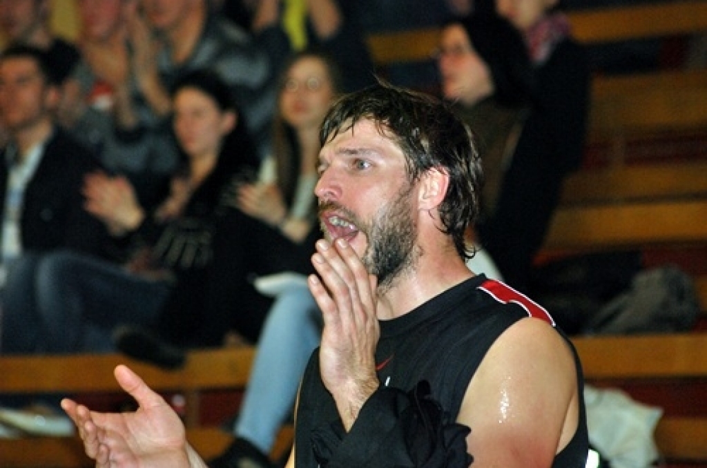 Iecavas basketbola klubs «Dartija» ceturtdien vakarā savās mājās pirmajā Latvijas Basketbola līgas 3. divīzijas (LBL3) fināla spēlē ar rezultātu 87:84 uzvarēja «Vidzemes augstskolu» (ViA).
Kopumā ViA parādīja lielāku spēju koncentrēties...
Autors: Uldis Varnevičs