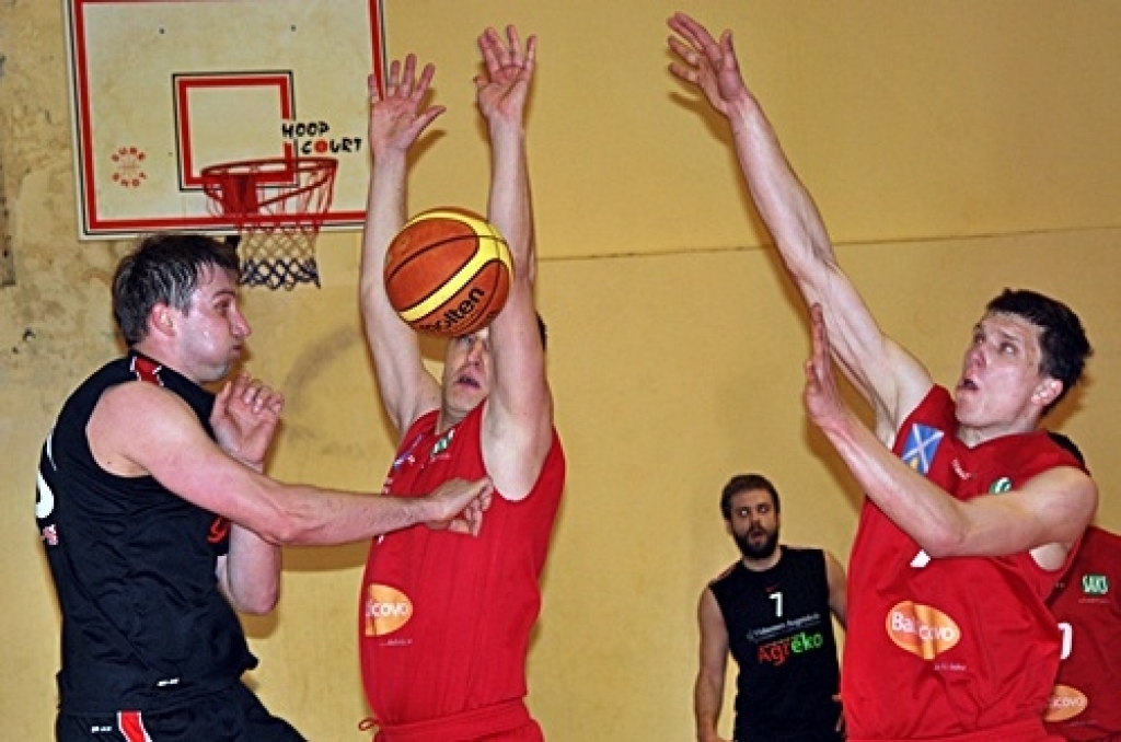 Iecavas basketbola klubs «Dartija» ceturtdien vakarā savās mājās pirmajā Latvijas Basketbola līgas 3. divīzijas (LBL3) fināla spēlē ar rezultātu 87:84 uzvarēja «Vidzemes augstskolu» (ViA).
Kopumā ViA parādīja lielāku spēju koncentrēties...
Autors: Uldis Varnevičs