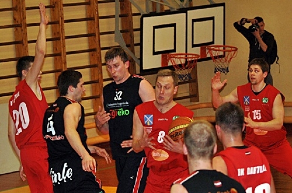 Iecavas basketbola klubs «Dartija» ceturtdien vakarā savās mājās pirmajā Latvijas Basketbola līgas 3. divīzijas (LBL3) fināla spēlē ar rezultātu 87:84 uzvarēja «Vidzemes augstskolu» (ViA).
Kopumā ViA parādīja lielāku spēju koncentrēties...
Autors: Uldis Varnevičs