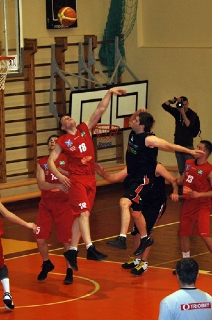 Iecavas basketbola klubs «Dartija» ceturtdien vakarā savās mājās pirmajā Latvijas Basketbola līgas 3. divīzijas (LBL3) fināla spēlē ar rezultātu 87:84 uzvarēja «Vidzemes augstskolu» (ViA).
Kopumā ViA parādīja lielāku spēju koncentrēties...
Autors: Uldis Varnevičs