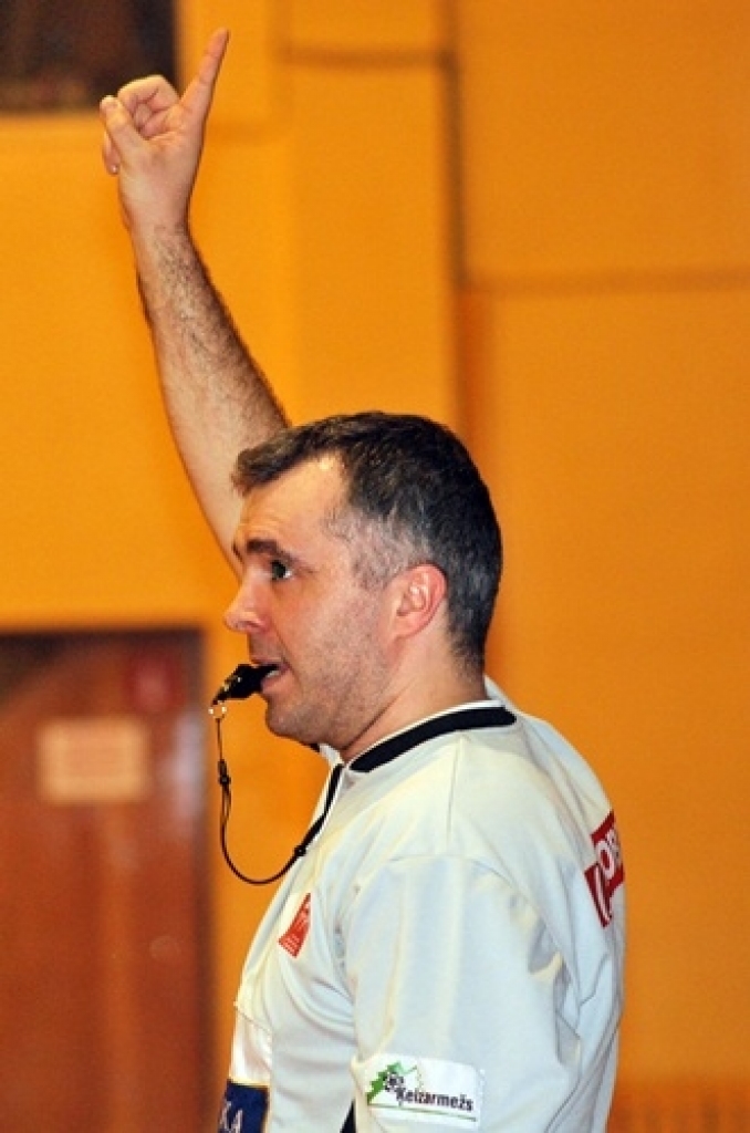 Iecavas basketbola klubs «Dartija» ceturtdien vakarā savās mājās pirmajā Latvijas Basketbola līgas 3. divīzijas (LBL3) fināla spēlē ar rezultātu 87:84 uzvarēja «Vidzemes augstskolu» (ViA).
Kopumā ViA parādīja lielāku spēju koncentrēties...
Autors: Uldis Varnevičs