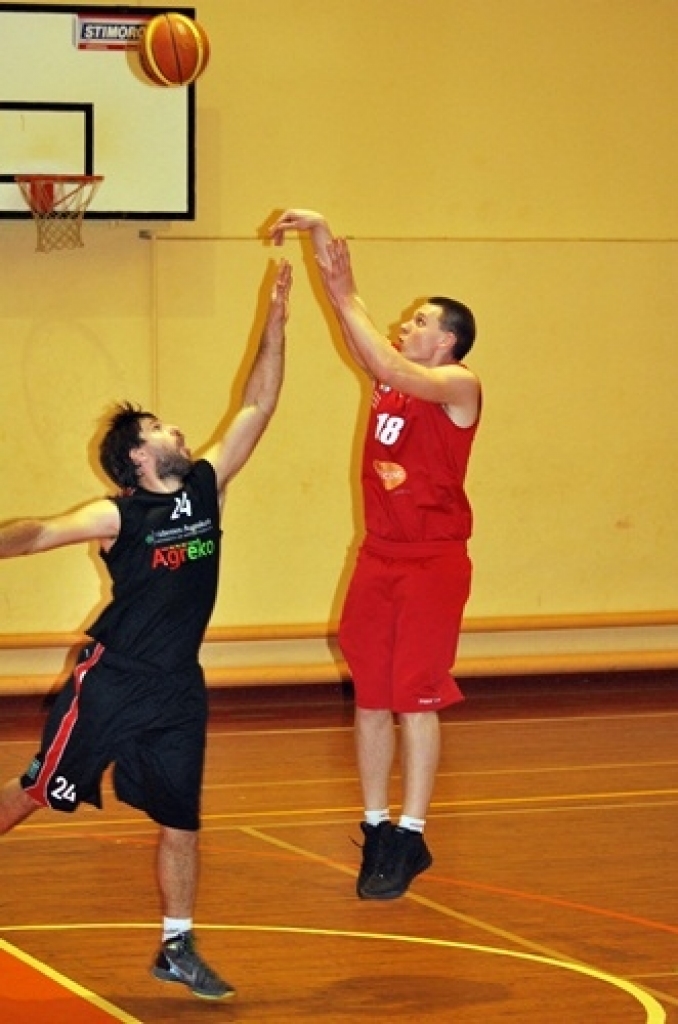 Iecavas basketbola klubs «Dartija» ceturtdien vakarā savās mājās pirmajā Latvijas Basketbola līgas 3. divīzijas (LBL3) fināla spēlē ar rezultātu 87:84 uzvarēja «Vidzemes augstskolu» (ViA).
Kopumā ViA parādīja lielāku spēju koncentrēties...
Autors: Uldis Varnevičs