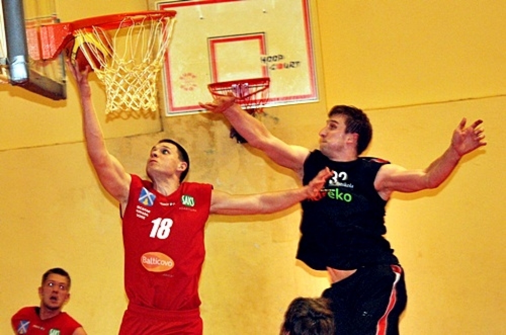 Iecavas basketbola klubs «Dartija» ceturtdien vakarā savās mājās pirmajā Latvijas Basketbola līgas 3. divīzijas (LBL3) fināla spēlē ar rezultātu 87:84 uzvarēja «Vidzemes augstskolu» (ViA).
Kopumā ViA parādīja lielāku spēju koncentrēties...
Autors: Uldis Varnevičs