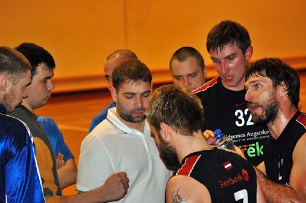 Iecavas basketbola klubs «Dartija» ceturtdien vakarā savās mājās pirmajā Latvijas Basketbola līgas 3. divīzijas (LBL3) fināla spēlē ar rezultātu 87:84 uzvarēja «Vidzemes augstskolu» (ViA).
Kopumā ViA parādīja lielāku spēju koncentrēties...
Autors: Uldis Varnevičs