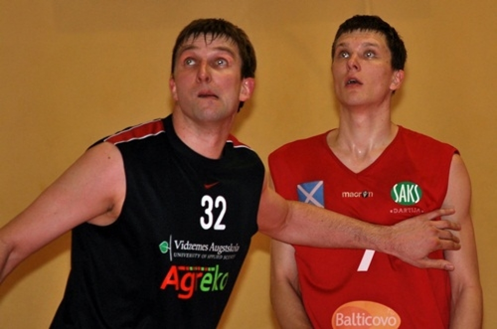 Iecavas basketbola klubs «Dartija» ceturtdien vakarā savās mājās pirmajā Latvijas Basketbola līgas 3. divīzijas (LBL3) fināla spēlē ar rezultātu 87:84 uzvarēja «Vidzemes augstskolu» (ViA).
Kopumā ViA parādīja lielāku spēju koncentrēties...
Autors: Uldis Varnevičs