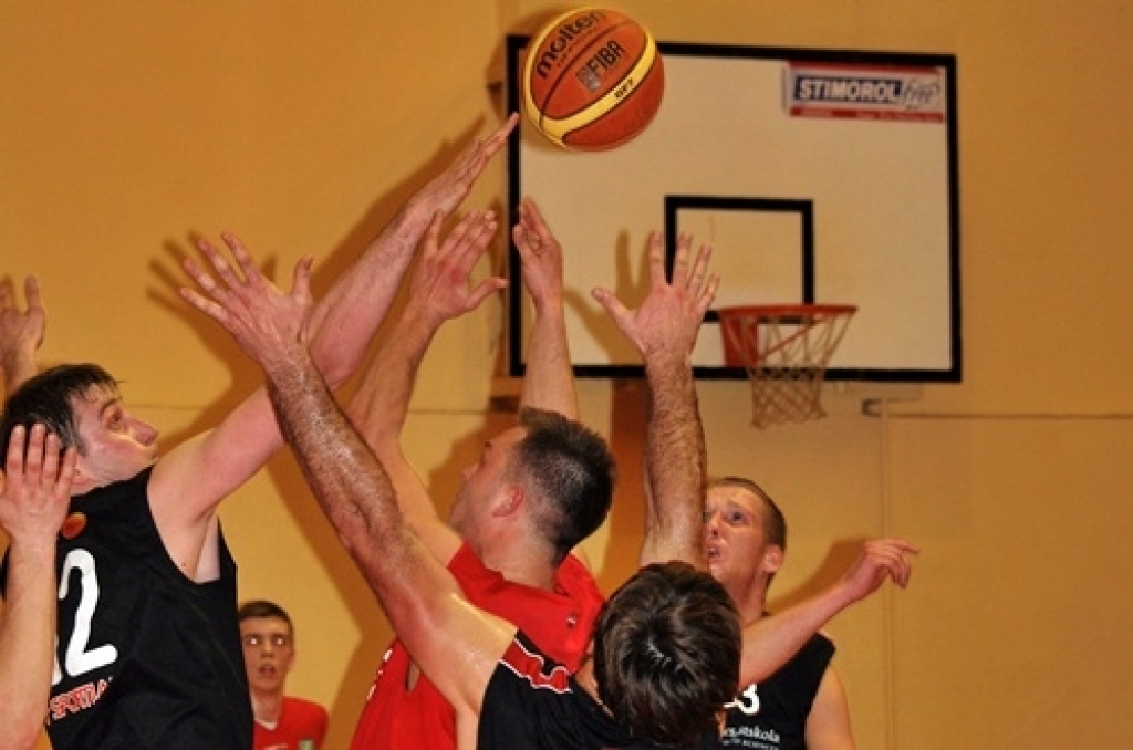 Iecavas basketbola klubs «Dartija» ceturtdien vakarā savās mājās pirmajā Latvijas Basketbola līgas 3. divīzijas (LBL3) fināla spēlē ar rezultātu 87:84 uzvarēja «Vidzemes augstskolu» (ViA).
Kopumā ViA parādīja lielāku spēju koncentrēties...
Autors: Uldis Varnevičs