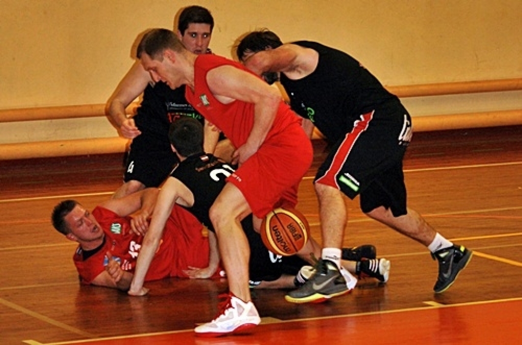 Iecavas basketbola klubs «Dartija» ceturtdien vakarā savās mājās pirmajā Latvijas Basketbola līgas 3. divīzijas (LBL3) fināla spēlē ar rezultātu 87:84 uzvarēja «Vidzemes augstskolu» (ViA).
Kopumā ViA parādīja lielāku spēju koncentrēties...
Autors: Uldis Varnevičs
