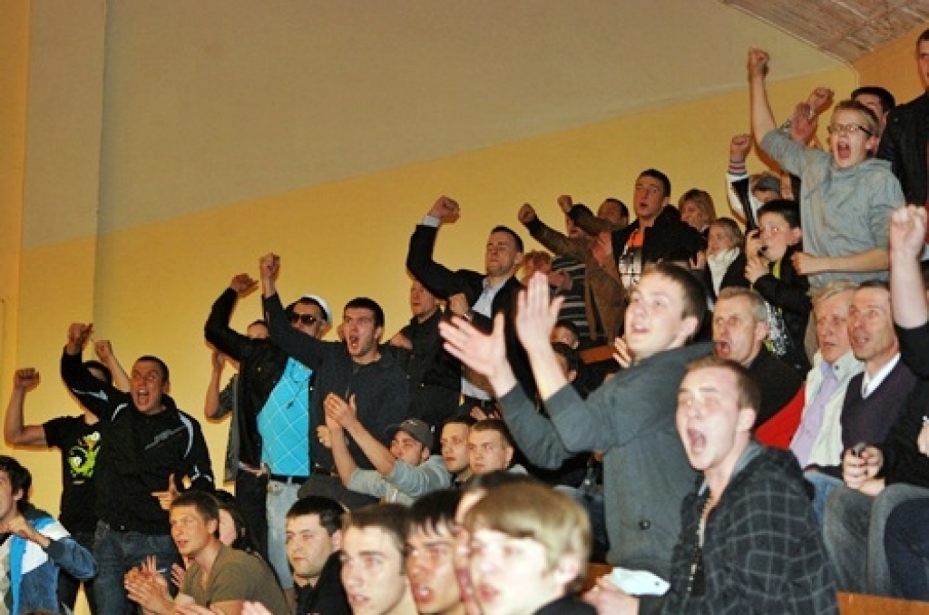 Iecavas basketbola klubs «Dartija» ceturtdien vakarā savās mājās pirmajā Latvijas Basketbola līgas 3. divīzijas (LBL3) fināla spēlē ar rezultātu 87:84 uzvarēja «Vidzemes augstskolu» (ViA).
Kopumā ViA parādīja lielāku spēju koncentrēties...
Autors: Uldis Varnevičs