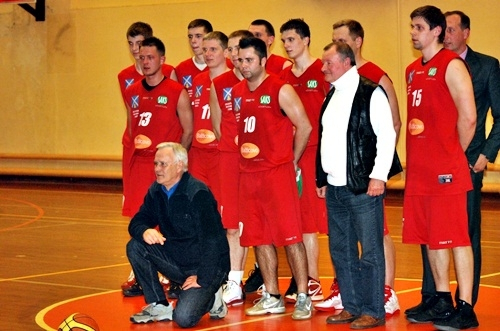 Iecavas basketbola klubs «Dartija» ceturtdien vakarā savās mājās pirmajā Latvijas Basketbola līgas 3. divīzijas (LBL3) fināla spēlē ar rezultātu 87:84 uzvarēja «Vidzemes augstskolu» (ViA).
Kopumā ViA parādīja lielāku spēju koncentrēties...
Autors: Uldis Varnevičs