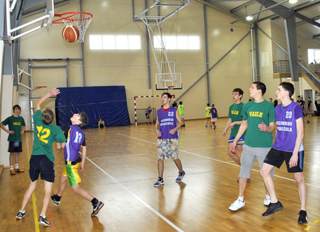 Valles vidusskolas sporta zālē tiekas Valles un Vecumnieku jaunie basketbolisti. 
Autors: Māris Krūmiņš