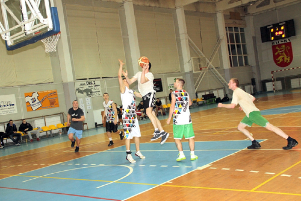 «Īslīce 2» komanda piekāpās «Black Sports» (vienādos formas tērpos). 
Autors: Uldis varnevičs