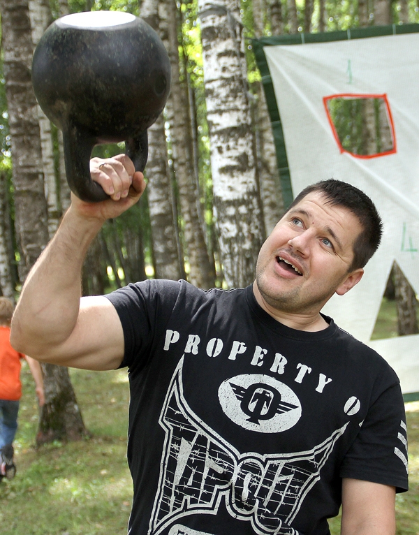 Jānis Matuzonis no Ceraukstes piedalījās svarbumbas celšanas vingrinājumā.
Autors: Uldis Varnevičs