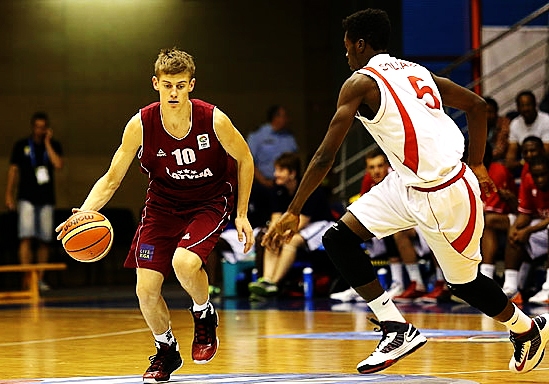 Dāvis Geks (10. numurs) ir viens no Latvijas U18 izlases balstiem.
Autors: no u18men.fibaeurope.com