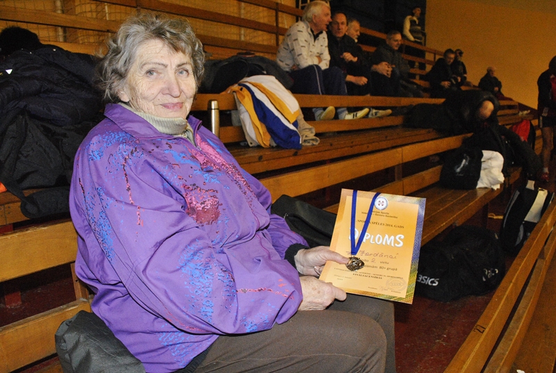 Laimdota Jordāne nevar saskaitīt, cik daudz balvu izcīnījusi aktīvajās sporta gaitās. Kaut arī viņai jau 86 gadi, veterāne nesaka sveikas tenisam.
Autors: Juris Iļņickis