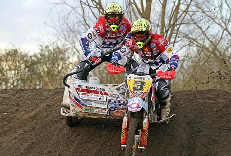Elvijs Mucenieks un Jans Hendrikss izvirzījušies Beļģijas čempionāta vadībā.
Notiek Vahtebekes trases gatavošana motokrosa sacensību rītā. 
Autors: sidecarcross.be