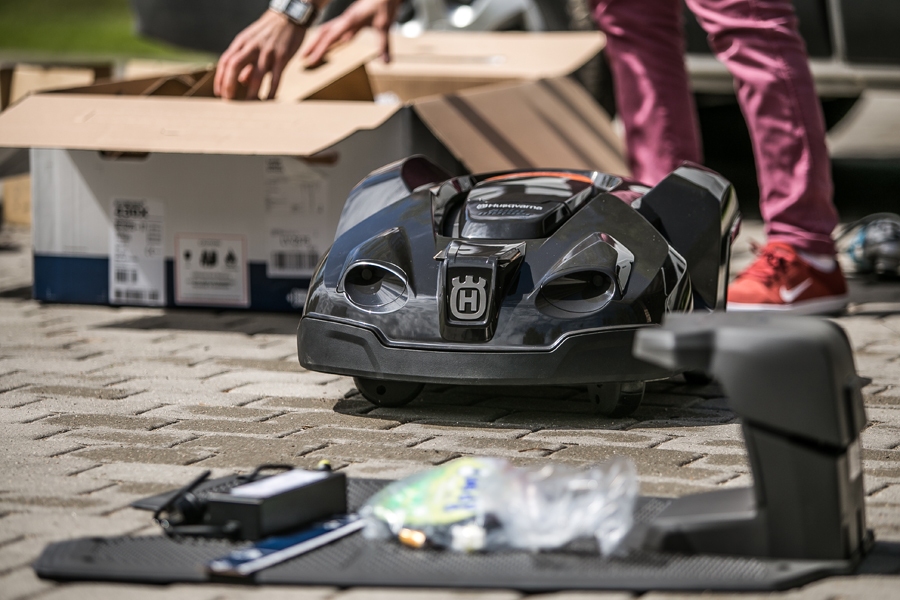Husqvarna Automower (jeb Havjērs, kā to sauc Dobrāju ģimene) tiek izsaiņots un ir gatavs darbam savās jaunajās mājās.