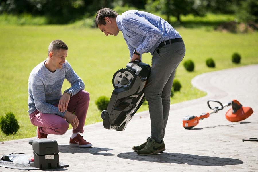 Husqvarna pārstāvis stāsta par Automower īpašajiem asmeņiem, kas nodrošina ne tikai lielisku pļaušanas kvalitāti, bet ir arī drošāki kā dzīvniekiem, tā bērniem.