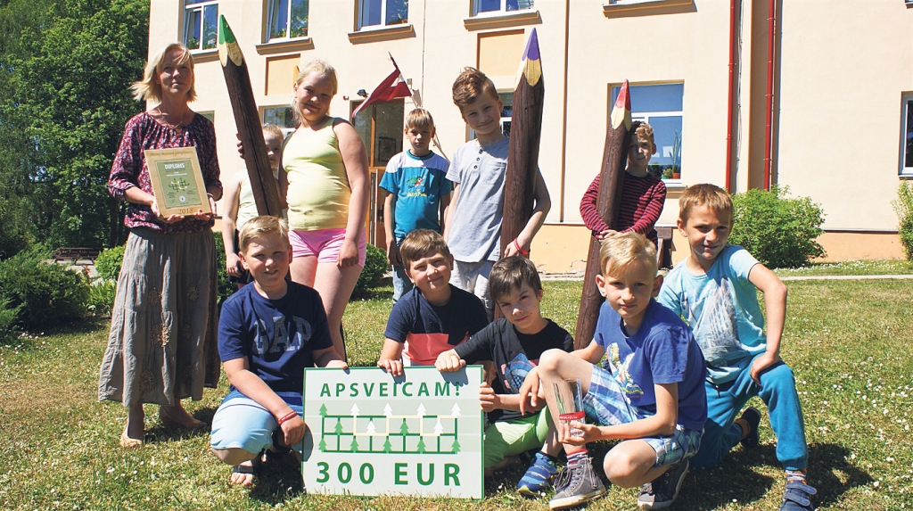 Strautiņu pamatskolas 2. klases skolēni un pulciņa «Prātnieks» dalībnieki ar skolotāju Guntu Epneri. foto –
Autors: Līga Vīksna