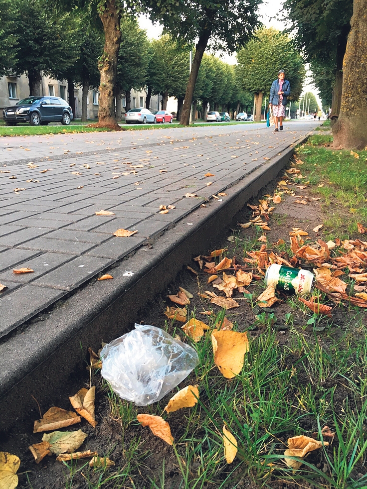 Atkritumi, gluži kā cilvēku pēdu nospiedumi, ir sastopami ik uz stūra.
Autors: Dainis Ģelzis