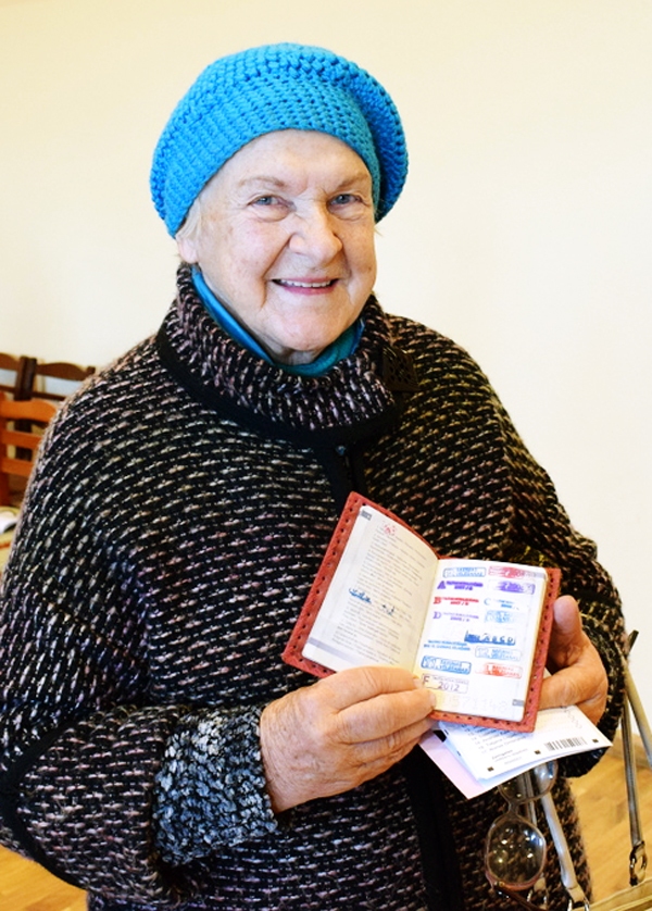 Anna Grundmane, Kurmenes iedzīvotāja, lepojas ar dažādās vēlēšanās sakrātajiem zīmodziņiem savā pasē.
Autors: Žanna Zālīte