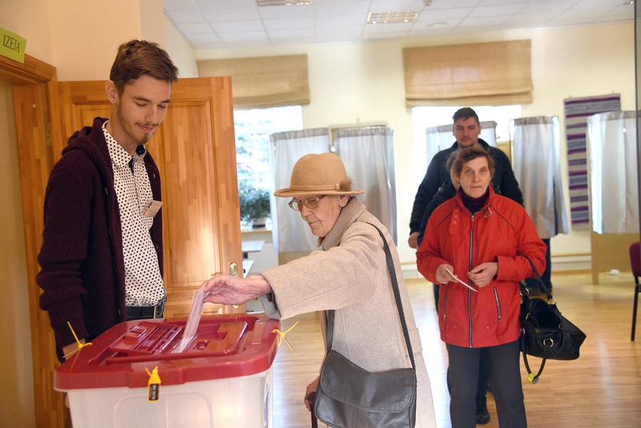Hugo Huberts Puriņš (no kreisās), vēlēšanu komisijas loceklis, palīdzēja atnākušajiem pie vēlēšanu urnas.
Autors: Uldis Varnevičs