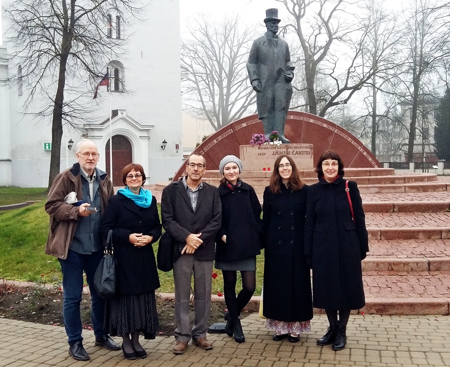 Īsā pārgājienā pa Jelgavas centru un ar pagodinājumu pirmajam Latvijas Valsts prezidentam Jānim Čakstem Kuldīgas laikraksta «Kurzemnieks» galvenā redaktore Daiga Bitiniece (no labās), ASV vēstniecības Latvijā preses atašeja Šamona Ritčija, vēstniecības darbiniece, agrākā jelgavniece Zelma Strupka, mediju eksperts no ASV Eds Kemiks, «Bauskas Dzīves» galvenā redaktore Anita Rozentāle un «Zemgales Ziņu» žurnālists Gaitis Grūtups.
Autors: Santa Logina